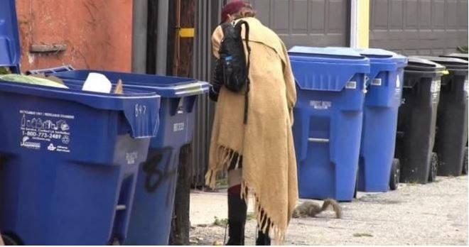 Ünlü model Loni Willison ön dişleri dökük yine çöp toplarken görüntülendi - Resim: 46